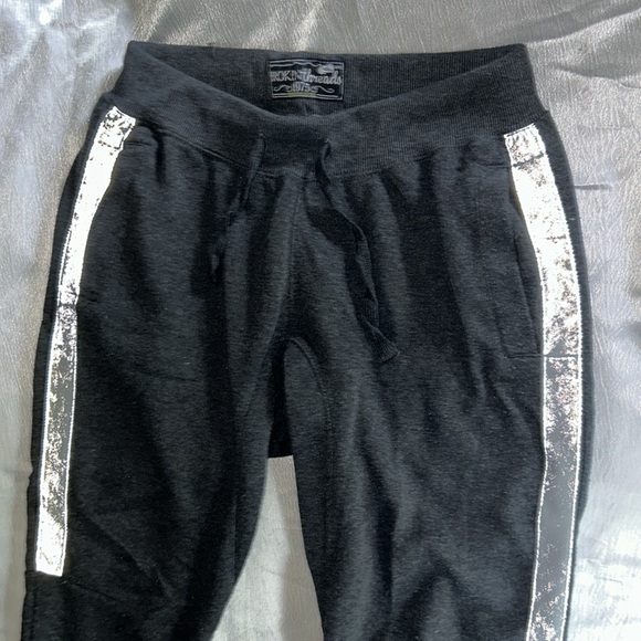 Broken Threads Medium - Picture 2 of 7